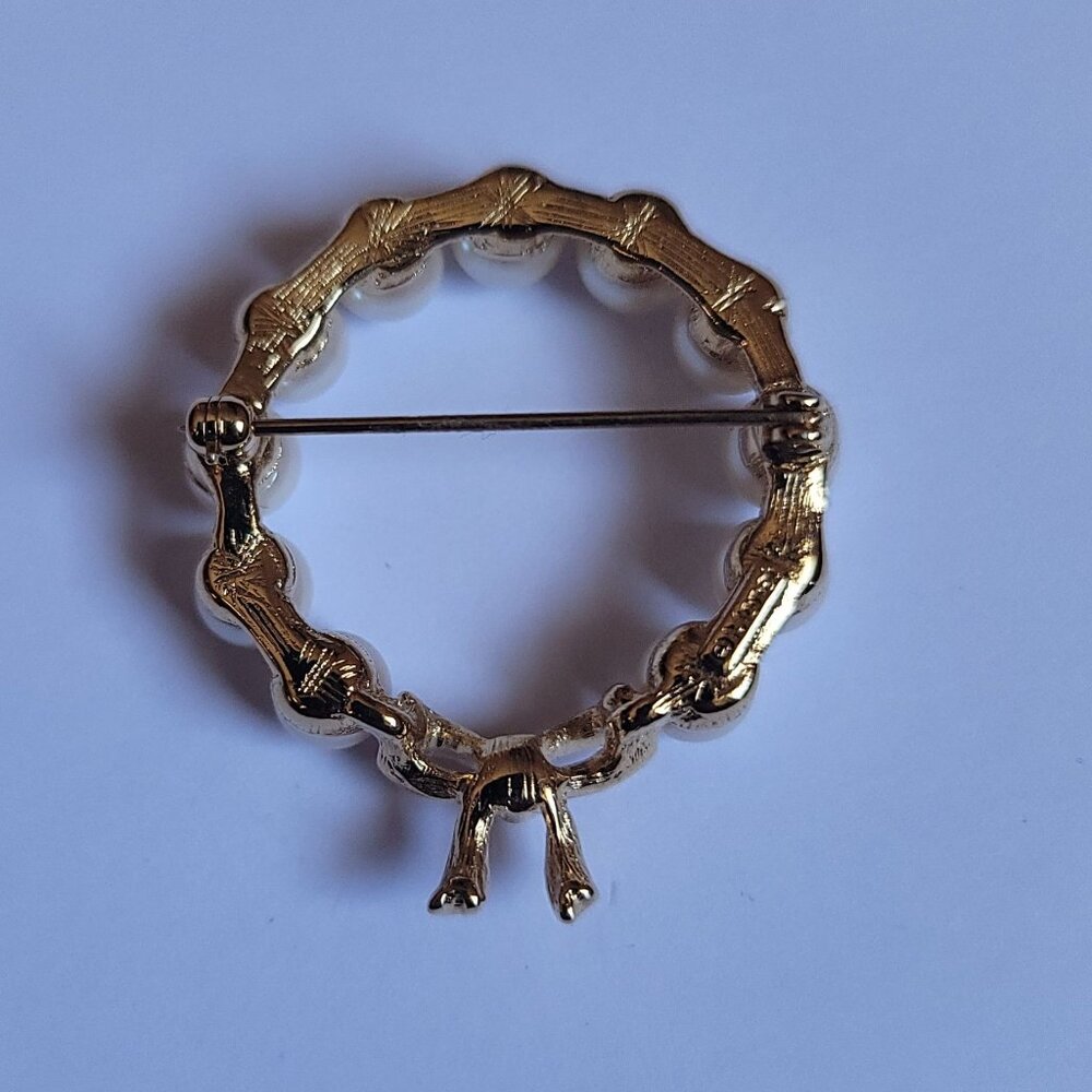 Vintage-Style Monet Wreath-Like Faux Pearls Brooch Pin - Picture 2 of 5